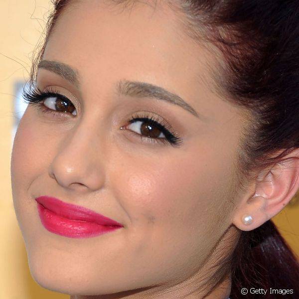 Para comparecer a um evento jovem, em 2012, Ariana Grande usou um tra?o de delineador mais discreto e caprichou na cor dos l?bios com um rosa vibrante